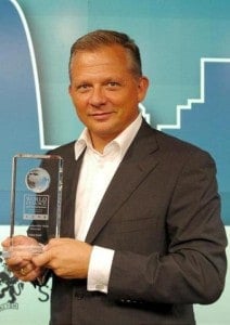 Matthias Kröner, Vorstand der Fidor Bank AG mit dem Preis "World Finance Banking Awards 2013: Fidor Bank - Most Sustainable Bank, Germany"