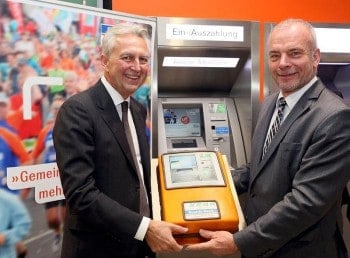 Gerhard Luftensteiner (KEBA) und Hans-Jürgen Lüchtenborg (Sparda-Bank Südwest)  mit der Torte anlässlich des 111. Cash-RecyclersKEBA