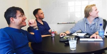 Das Innovations-Team: Linus Petren (rechts) stellt CEO David Gurle (links) und Front-End-Ingenieur, Matthew Slipper das neue Produkt-Design vor.Smyphony