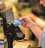 Visa_kontaktloses-Bezahlen-an-Kassenterminal-800