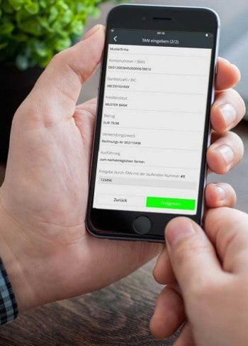 Überweisung bestätigen - smartPay-AppMontage: comdirect & Denys Prykhodov/bigstock.com