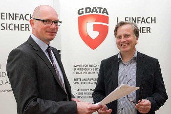 Heiko Wolf (Vorstand G4C), links im Bild und Andreas Lüning (Vorstand G DATA) besiegeln die PartnerschaftG DATA