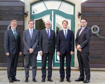 (v.l.n.r.): Ulrich Bauer (HESS Cash Systems), Uwe Krause, Eckhard Heidloff (Wincor Nixdorf), Alexander Martin, Alexander Vleeming (Gauselmann Gruppe) wincor Nixdorf