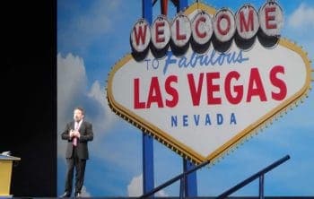 Alan Trefler eröffnet die Pegaworld 2016, zu der das Unternehmen über 4000 Teilnehmer in Las Vegas in vier Tagen die neuesten Entwicklungen zeigt und Kunden über das System berichten lässt..ITFM