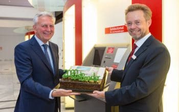 Ing. Mag. Gerhard Luftensteiner, Vorstandsvorsitzender der KEBA AG und Dr. Heinz-Werner Schulte, Vorsitzender des Vorstands Kreissparkasse Ludwigsburg mit einer Torte anlässlich des 2000. installierten Cash-Recyclers von KEBA in der Sparkassengruppe Deutschland 