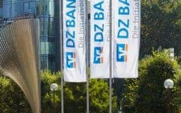 DZ_BANK_FahnenmotivHochformat-700