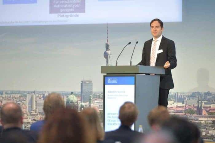 Albrecht Wallraf vom Bundesverband deutscher Banken e.V. berichtete über die ersten Erfahrungen aus dem girocard TOPP Pilotprojekt.