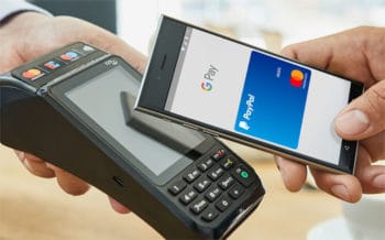 Bezahl-Terminal und Smartphone mit GooglePay und PayPal-Mastercard