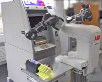 Roboter testet GAA-Automaten (hier von Diebold Nixdorf)