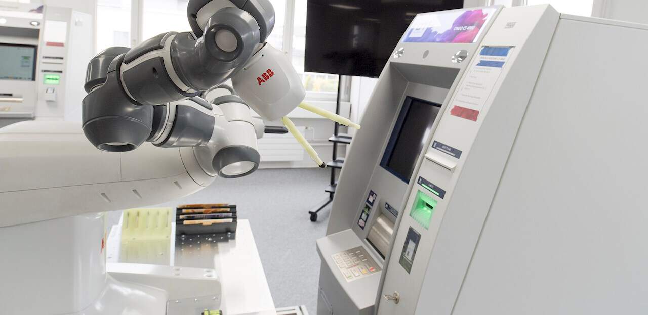 Roboter testet GAA-Automaten (hier von Diebold Nixdorf)