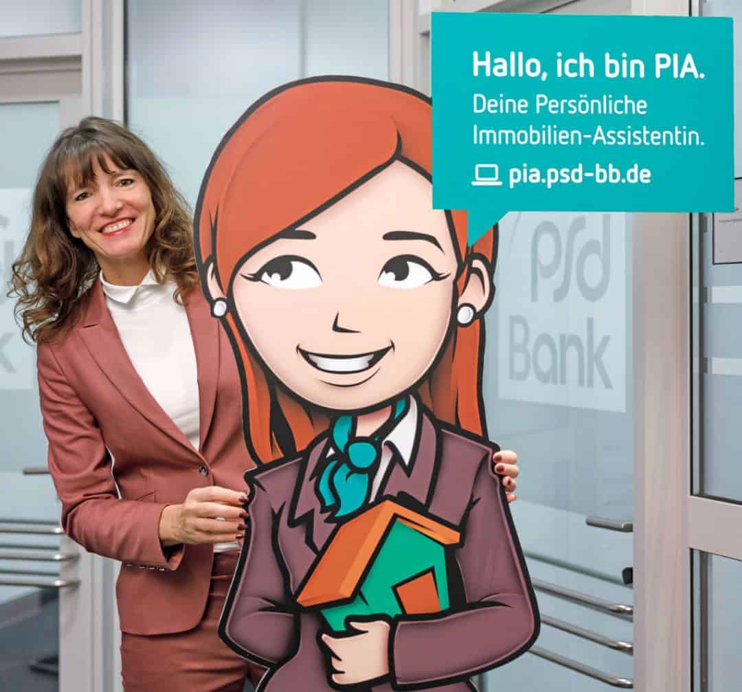 Grit Westermann, Vorstandssprecherin der PSD Bank Berlin-Brandenburg eG, mit PIA, der Persönlichen Immobilien Assistentin.