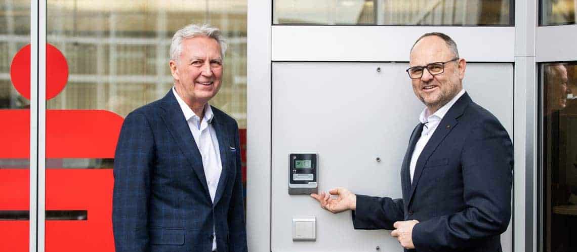 Vorstandsvorsitzender der KEBA AG, Gerhard Luftensteiner (links) und Vorstandsdirektor der Sparkasse OÖ mit dem neuen KeBin S10, das den Zutritt zur Filiale in Linz/Urfahr regelt