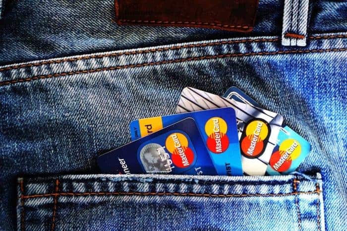 Kreditkarten: kontaktloses Bezahlen ist beleibt