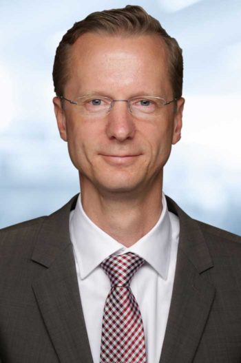 Stefan Schulte-Derne, Senior Consultant Financial Services
