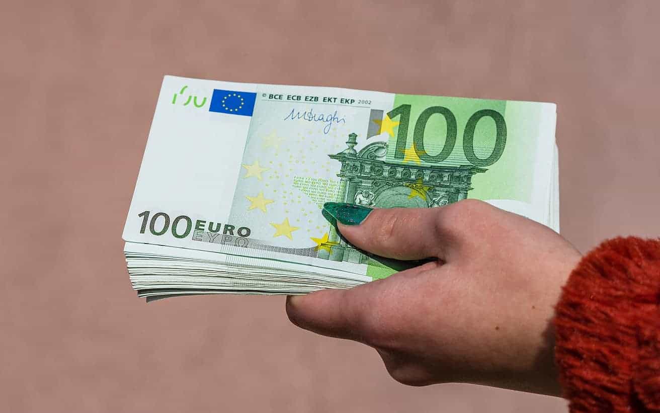 Neues EU-Gesetz zur Geldwäsche: Banken kritisieren Kontrollpflicht bei Bargeldeinzahlungen