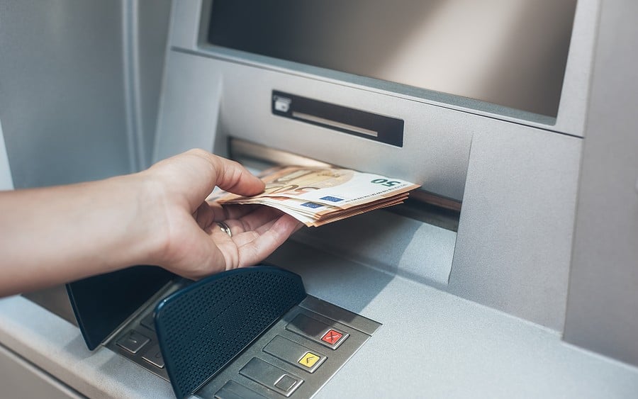 Abheben per Smartphone am Geldautomaten: Volksbanken kündigen ab, Sparkassen führen ein