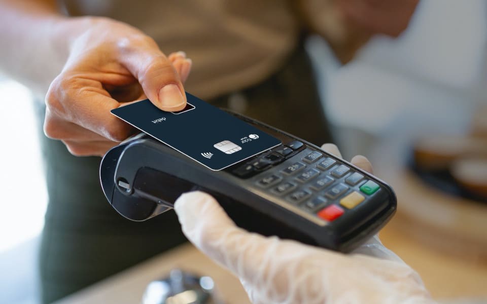 Finger aufs Scannerbild, und die Karte ans NFC-Terminal halten – so einfach soll Bezahlen mit biometrischen Karten funktionieren. <Q>Fidor