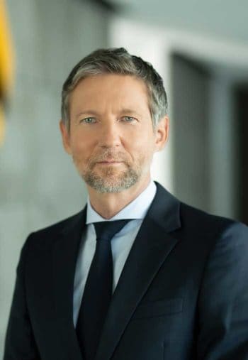 Thomas Schaufler, Vorstand Privat- und Unternehmerkunden Commerzbank findet 400 Filialen in ganz Deutschland o.k.