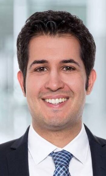 Dr. Arvind Sarin, Partner bei KPMG im Bereich Financial Services, präsentiert Ansätze zur Transformation der Risikoarchitektur. Die Diskussion fokussiert sich auf die strategische Integration von Risk-IT zur Verbesserung der Unternehmensziele und Innovationskultur.