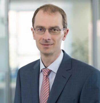 Ernst Stahl, Head of Payments bei NTT DATA, steht im Fokus der Diskussion über die Umsetzung der Verification of Payee (VOP) bis zur Deadline im Oktober, um Echtzeitüberweisungen effizient zu gestalten.