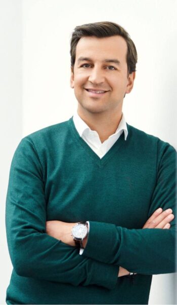 Gabriel von Mitschke-Collande, CDO von Giesecke+Devrient (G+D), präsentiert eine Innovationsstrategie, die auf einer Innovations-Plattform basiert. Sein Auftreten vermittelt Professionalität und Engagement für die Förderung einer innovationsfreundlichen Unternehmenskultur.