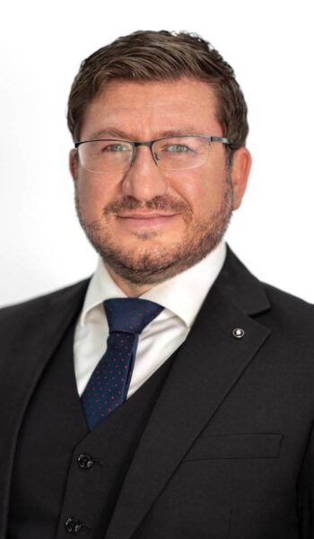 Gandhi Gabriel, Gründer der SSB – Sicherheit, Service, Beratung, präsentiert Strategien zur Mitarbeiter-Awareness im Kontext von Blackouts. Aktuelle Ereignisse verdeutlichen die Notwendigkeit, die Sicherheit in der Finanzbranche zu erhöhen.