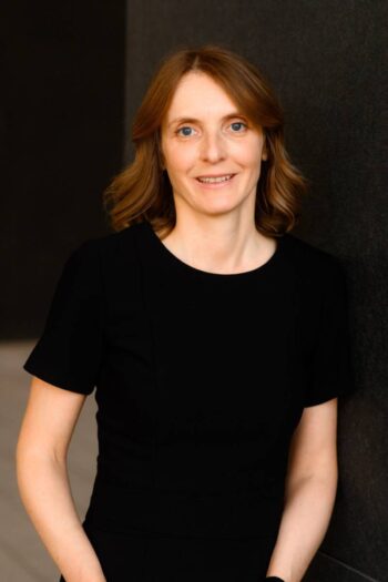 Dr. Kathrin Spendl, Senior Spezialistin Digitalisierung & Innovation bei BayernLB, präsentiert sich in einem professionellen Umfeld. Ihr Engagement im Innovationsmanagement unterstreicht die Bedeutung von InnoHubs für den Austausch zwischen Banken und Startups.