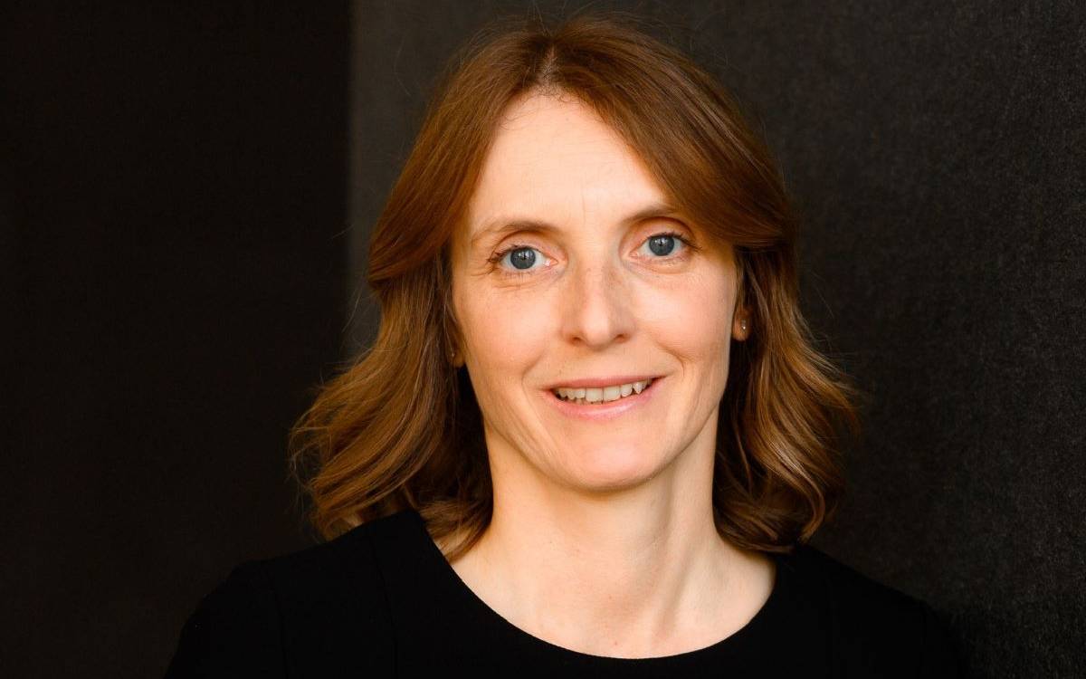Dr. Kathrin Spendl, Senior Spezialistin Digitalisierung & Innovation bei der BayernLB, präsentiert sich in einem professionellen Umfeld. Ihr Engagement im Innovationsmanagement unterstreicht die Bedeutung von strategischer Innovation für die Bank.