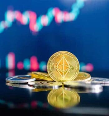 Das Bild zeigt mehrere Krypto-Münzen, darunter eine prominent platzierte Ethereum-Münze im Vordergrund. Im Hintergrund ist ein Chart mit farbigen Linien zu sehen, der die Preisentwicklung von Krypto-Assets darstellt. Diese visuelle Darstellung verdeutlicht die Dynamik des Krypto-Asset-Geschäfts und die Bedeutung von Krypto-Transaktionen in der heutigen Finanzlandschaft.
