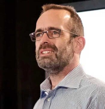 Michael Berthold, CEO von Knime, präsentiert Konzepte zu KI-Agenten im Finanzsektor. Der Fokus liegt auf der Automatisierung von Prozessen, der Risikoerkennung und der Erfüllung regulatorischer Anforderungen.