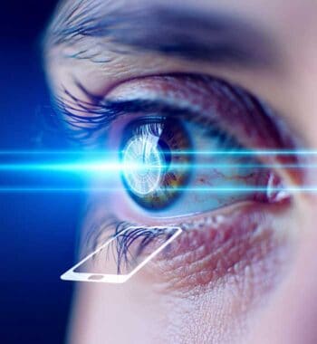 Das Bild zeigt ein menschliches Auge, das von einem blauen Lichtstrahl durchzogen wird. Im Auge ist ein grafisches Element zu erkennen, das eine digitale Weltkugel darstellt. Unterhalb des Auges ist ein stilisiertes Smartphone abgebildet. Dieses visuelle Konzept steht im Zusammenhang mit dem Identifikationsprojekt „World ID“, das von Sam Altman initiiert wurde, um durch Augen-Scans echte Menschen von Software-Fakes zu unterscheiden.