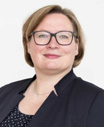 Ulrike Grube, Expertin bei Rödl & Partner, thematisiert die Herausforderungen der Anonymität in Kryptowährungen. Die Einführung von Meldepflichten und On-Chain-Analysen zielt darauf ab, Geldwäsche und illegale Aktivitäten zu bekämpfen.