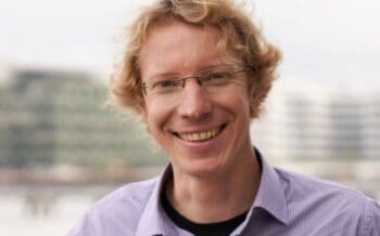 Dr. Wolfram Stacklies, CTO WealthAPI, erklärt in diesem Interview, wie Vektoren den IT-Abteilungen die Arbeit abnehmen <q>WealthAPI 