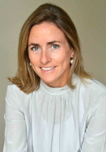 Alexandra Mousavizadeh, Mitbegründerin und Co-CEO von Evident, steht im Fokus der Diskussion über den KI-Benchmark, der AXA und Allianz als führende Versicherer bei der KI-Transformation identifiziert.