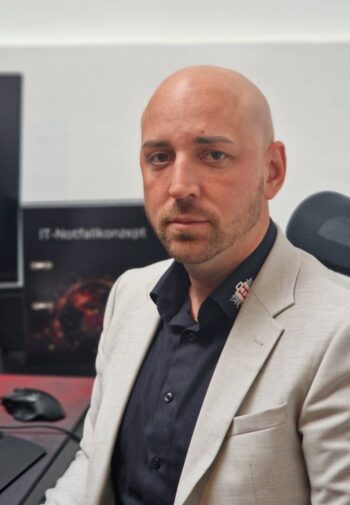 Florian Hansemann, CEO von HanseSecure, thematisiert die Herausforderungen der IT-Sicherheit in der Finanzbranche. Menschliches Versagen bleibt ein zentrales Risiko, das es zu minimieren gilt, um die Integrität der Systeme zu gewährleisten.