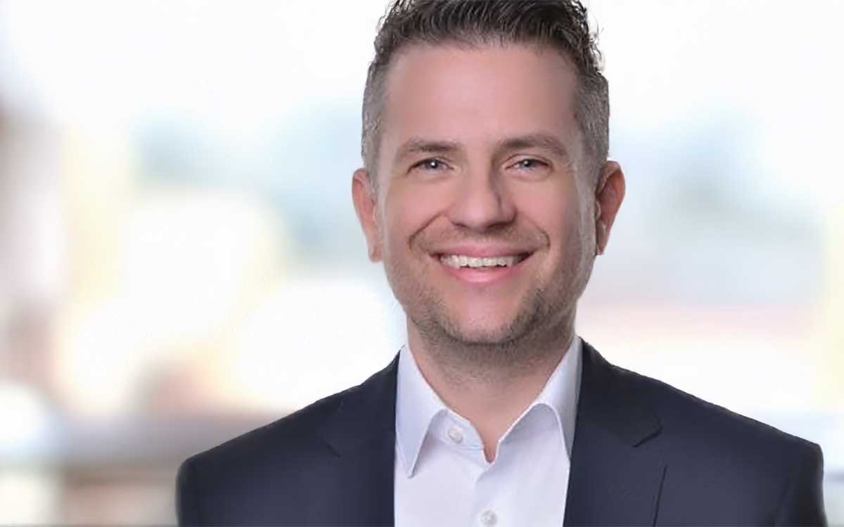Georg Raiser, ein Vertreter von AtlasEdge, präsentiert sich in einem professionellen Umfeld. Die technische Exzellenz und politische Stabilität in Deutschland fördern die Entwicklung von Colocation-Diensten, die für Unternehmen von entscheidender Bedeutung sind.