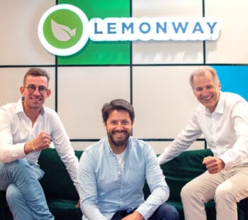 Lemonway und PayGreen Geschäftsführung sitzt zusammen unter dem Lemonway Logo und zeigt sich in guter Stimmung in Angesicht der Übernahme.