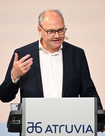 Martin Beyer, Vorstand von Atruvia, erläutert die Finanzstrategie des Unternehmens. Er betont die Notwendigkeit, Investitionen aus eigener Kraft zu finanzieren, während er gleichzeitig auf die bevorstehenden Veränderungen hinweist, da Martin Beyer die Atruvia verlässt.