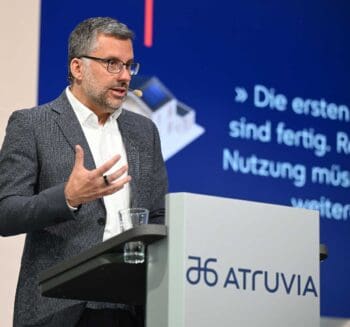 Ulrich Coenen, Vorstandssprecher der Atruvia, präsentiert auf der Hauptversammlung aktuelle Entwicklungen und Herausforderungen der Bank der Zukunft. Er betont die Notwendigkeit klarer Leitplanken für eine erfolgreiche KI-Integration und die Bedeutung nutzungsbasierter Bepreisung.