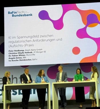 Auf der BaFinTech 2025 diskutieren Experten über Künstliche Intelligenz im Kontext regulatorischer Anforderungen. Anwesend sind Peter Heidkamp (Aleph Alpha GmbH), Christina-Sibylle Hoferdt (J.P. Morgan SE), Dr. Fabian Winter (Mun