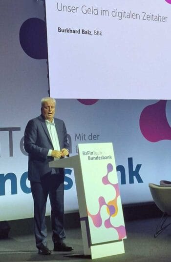 Burkhard Balz, Mitglied der Deutschen Bundesbank, spricht auf der BaFinTech 2025. Im Hintergrund ist eine Präsentation mit dem Titel „Unser Geld im digitalen Zeitalter“ zu sehen. Die Veranstaltung thematisiert digitale Innovationen und Regulierung im Finanzsektor.