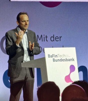 BaFin-Präsident Mark Branson spricht auf der BaFinTech-Veranstaltung. Er thematisiert die technologische Verdichtung in der Finanzwelt, insbesondere durch KI, DLT und die Auswirkungen von Quantum Computing auf die Finanzwertschöpfungskette.