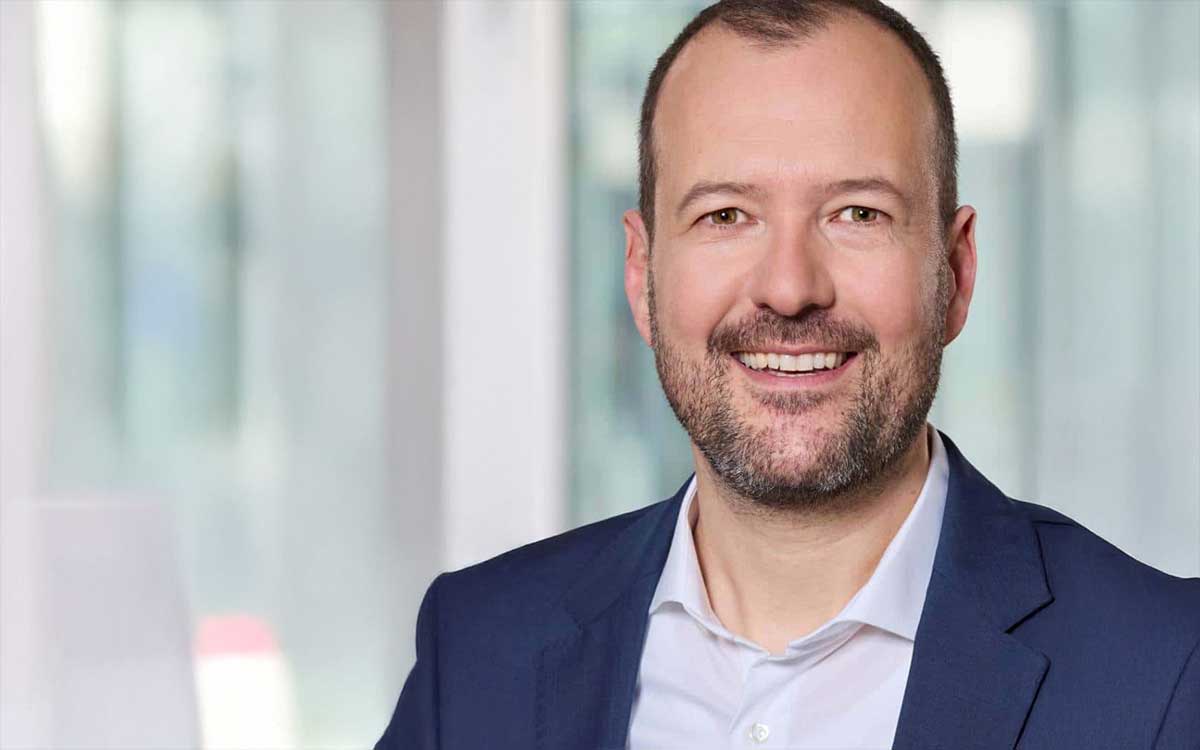 Dr. Philipp Wagner ist Leiter Digitale Assets bei der Deutschen WertpapierService Bank. Er thematisiert die Relevanz von On-Chain Transaktionen im Kapitalmarkt, insbesondere im Kontext der Digitalisierung von Wertpapierprozessen.