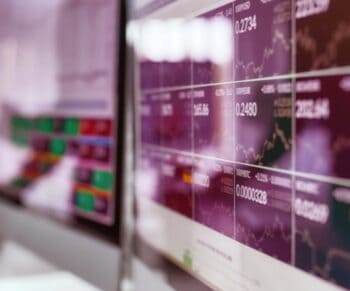 Finastra Grafik die Trendkurven auf einem geteilten Bildschirm darstellt.