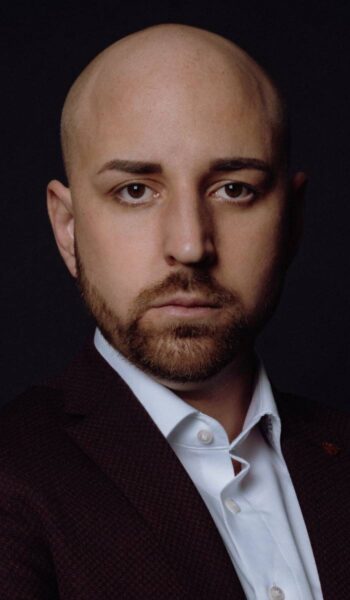 Florian Hansemann, CEO von HanseSecure, thematisiert die Herausforderungen der IT-Sicherheit in der Finanzbranche. Menschliches Versagen bleibt ein zentrales Risiko, das es zu minimieren gilt, um die Integrität der Systeme zu gewährleisten.