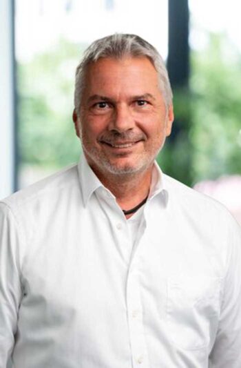 Gerald Mehring, IT- und Service-Management bei Capgemini, präsentiert sich in einem professionellen Umfeld. Die Herausforderungen im IT-Betrieb erfordern mehr als SLAs, um den Anforderungen von DORA, Cloud-Governance und Security-by-Design gerecht zu werden.