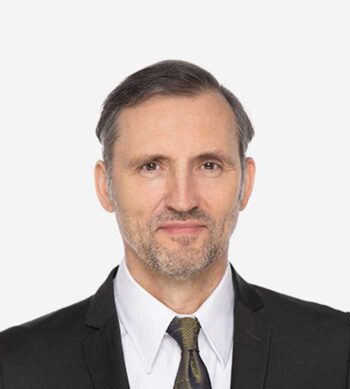 Christian Kirchberger, Rechtsanwalt bei Forvis Mazars, thematisiert die Herausforderungen des Wechsels zu europäischer Cloud-Infrastruktur. Der Übergang erfordert tiefgreifende technische Anpassungen, insbesondere bei proprietären Diensten wie KI-Modellen und Datenpipelines.