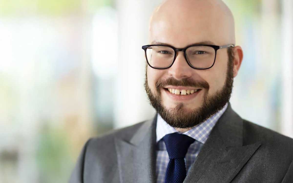 Thomas Ambühler, Mitarbeiter bei PPI, präsentiert sich in einem professionellen Umfeld. Sein Fachwissen im Bereich wCBDC und Auslandszahlungsverkehr wird durch seine langjährige Erfahrung in IT-Projekten ergänzt.