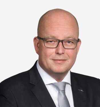 Karsten Pech, Director IT Strategy & Advisory bei Forvis Mazars, thematisiert die Auswirkungen von FISA 702 auf den europäischen Datenschutz. Die Diskussion umfasst potenzielle Risiken durch US-Überwachung und deren Einfluss auf kritische Infrastrukturen.