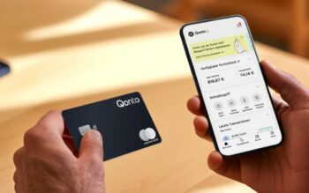 Qonto App und Zahlkarte werden hier in den Händen eines nicht zu sehenden Mannes abgebildet.